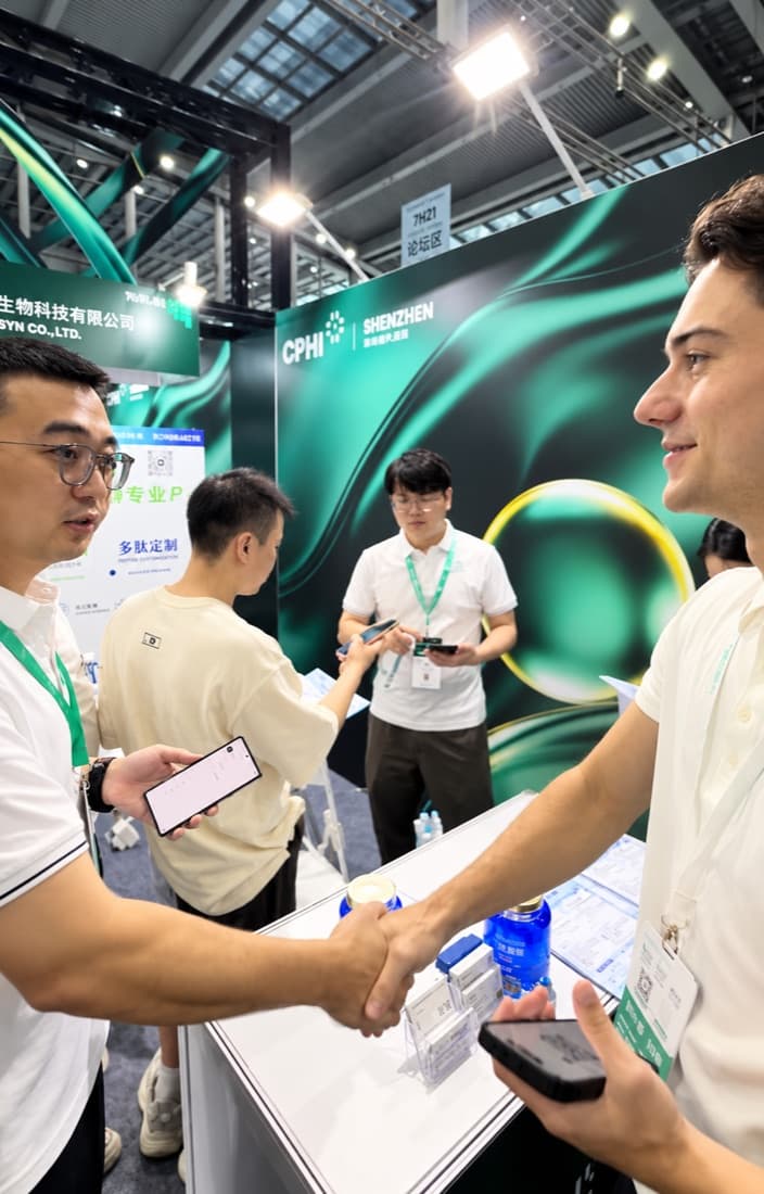 Gespräch am Messestand auf der CPHI