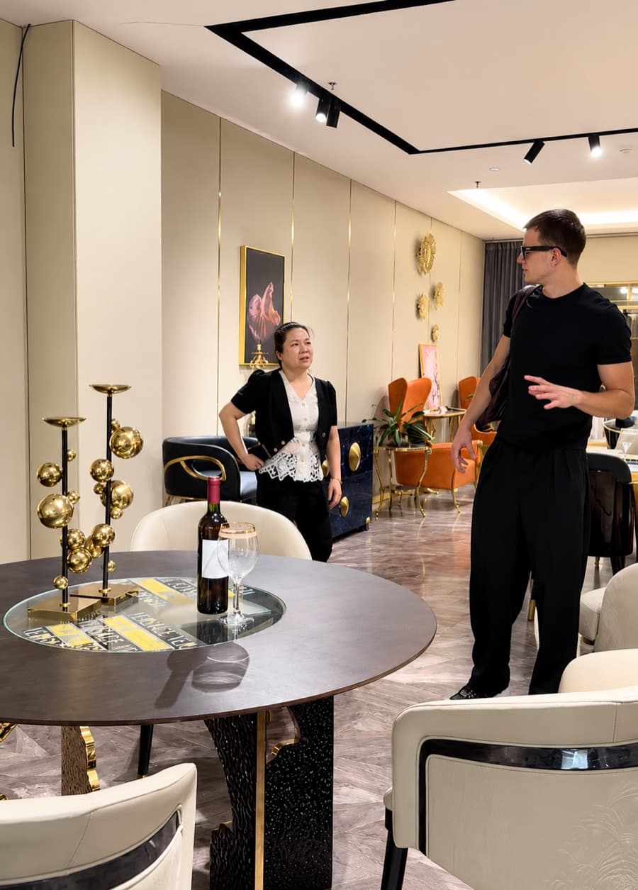 Gespräch in einem Möbel-Showroom